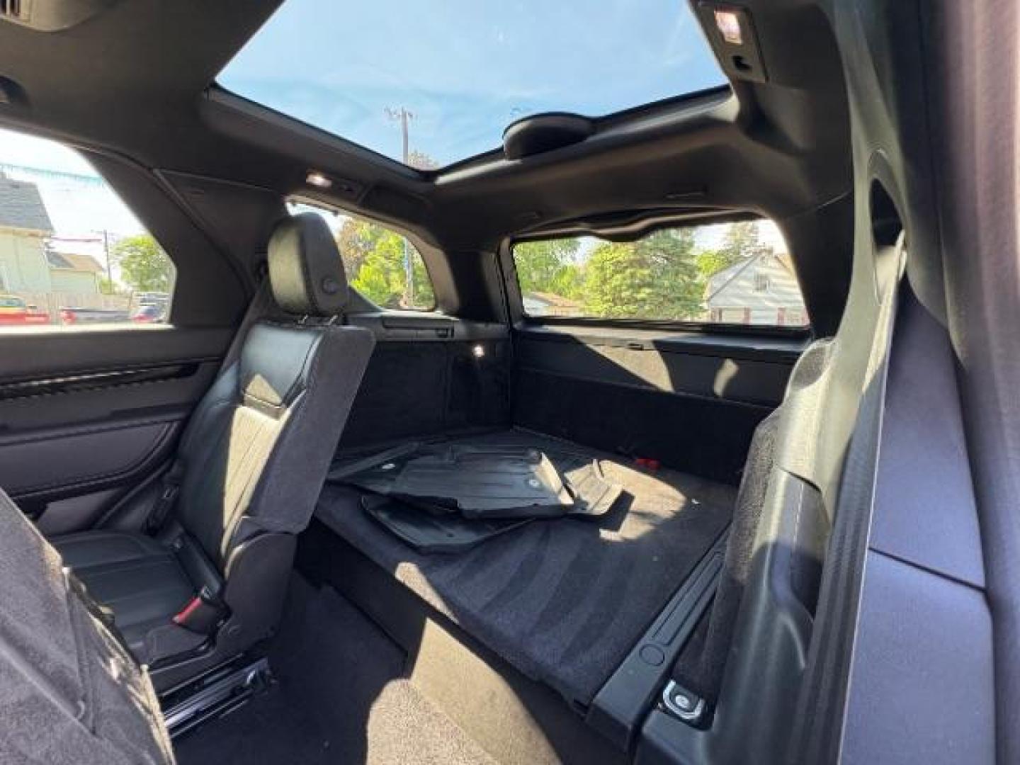 2019 Corris Gray Metallic Land Rover Discovery SE (SALRG2RVXKA) with an 3L V-6 gasoline direct injection engine, located at 745 S Robert St, St. Paul, MN, 55107, (651) 222-2991, 44.923389, -93.081215 - Photo#17