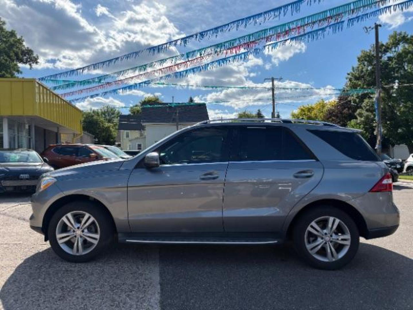 2015 Iridium Silver Metallic Mercedes-Benz ML 350 4MATIC (4JGDA5HB7FA) with an 3.5L V-6 gasoline direct injection engine, located at 745 S Robert St, St. Paul, MN, 55107, (651) 222-2991, 44.923389, -93.081215 - Photo#3