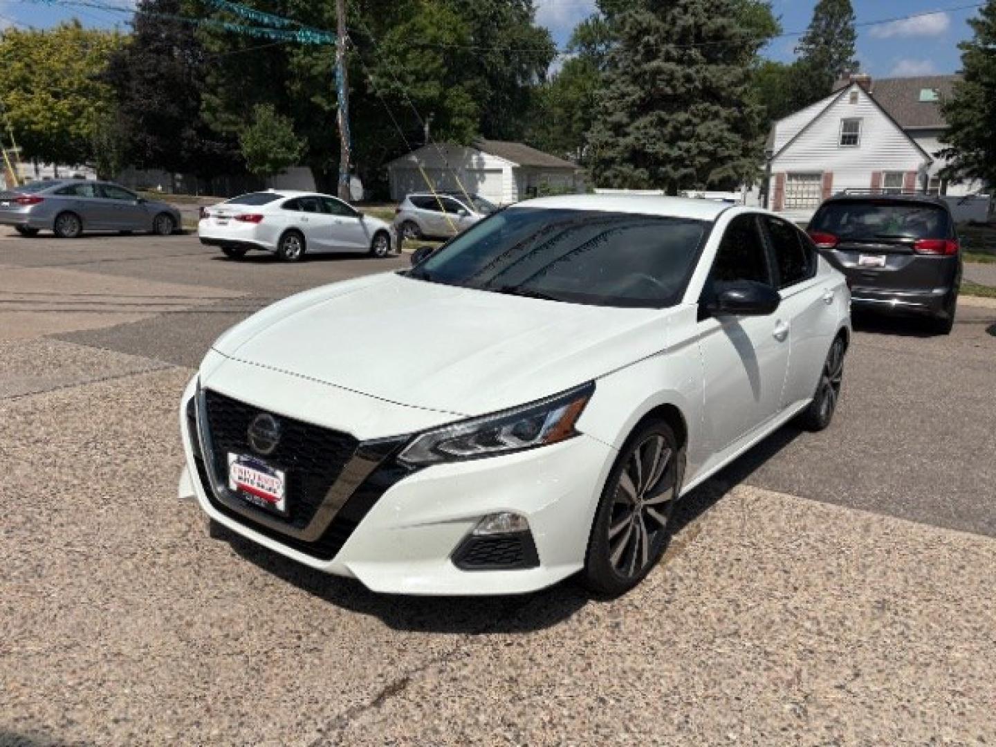 2021 Pearl White Tricoat Nissan Altima SR FWD (1N4BL4CV2MN) with an 2.5L I-4 gasoline direct injection engine, located at 745 S Robert St, St. Paul, MN, 55107, (651) 222-2991, 44.923389, -93.081215- Photo#2