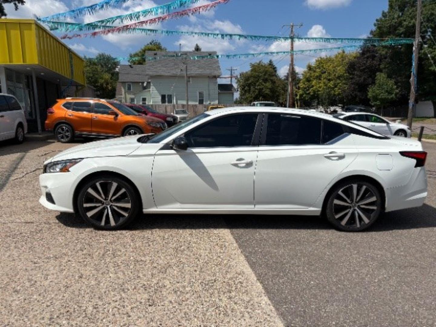 2021 Pearl White Tricoat Nissan Altima SR FWD (1N4BL4CV2MN) with an 2.5L I-4 gasoline direct injection engine, located at 745 S Robert St, St. Paul, MN, 55107, (651) 222-2991, 44.923389, -93.081215- Photo#3