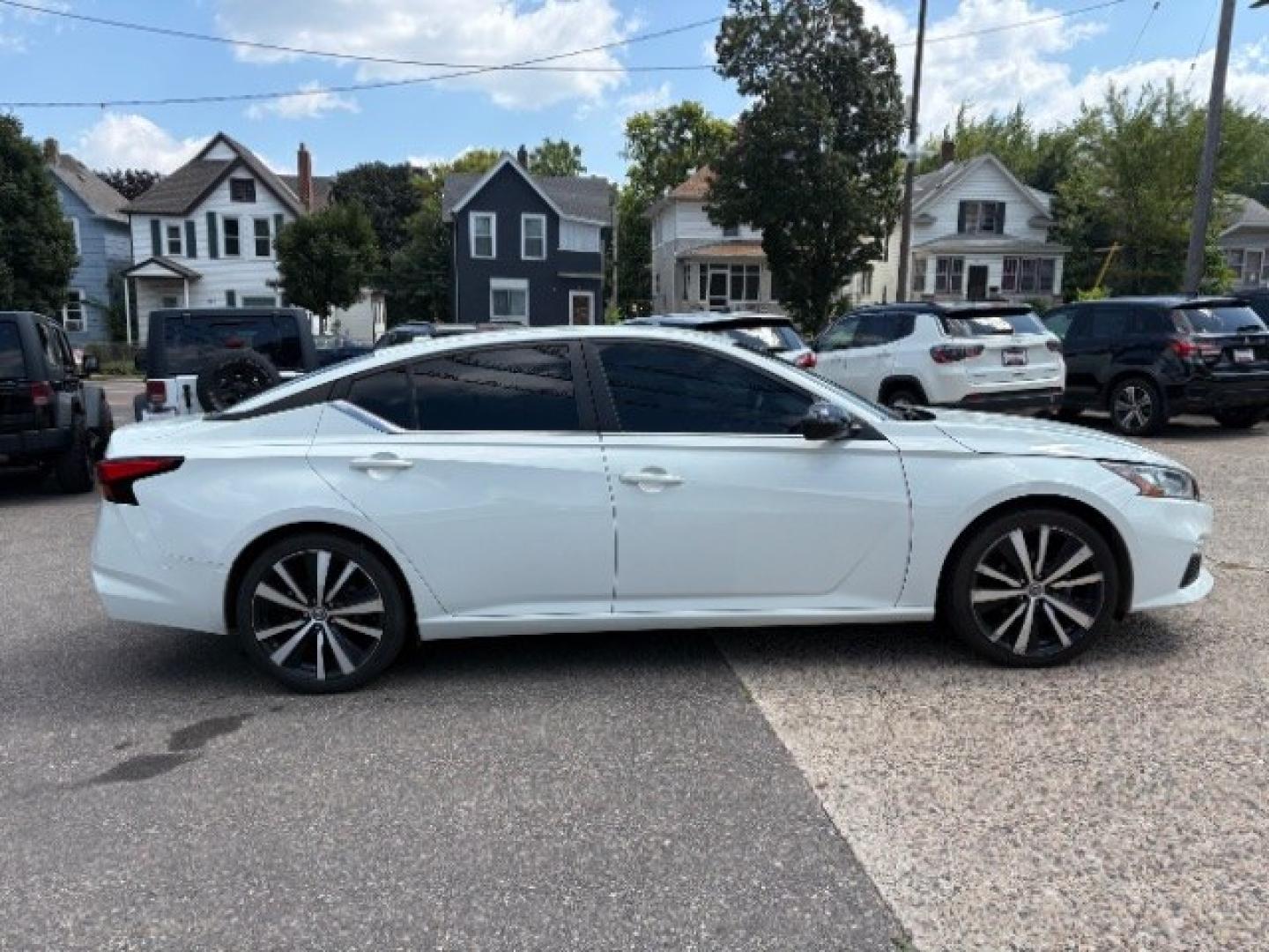 2021 Pearl White Tricoat Nissan Altima SR FWD (1N4BL4CV2MN) with an 2.5L I-4 gasoline direct injection engine, located at 745 S Robert St, St. Paul, MN, 55107, (651) 222-2991, 44.923389, -93.081215- Photo#7
