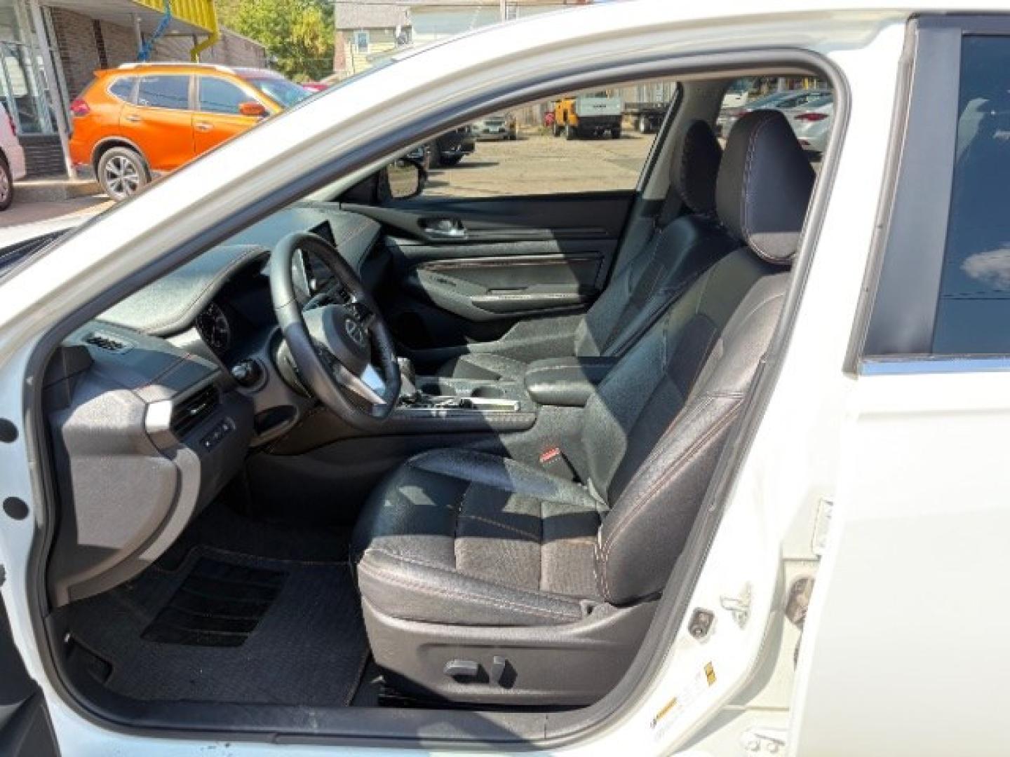 2021 Pearl White Tricoat Nissan Altima SR FWD (1N4BL4CV2MN) with an 2.5L I-4 gasoline direct injection engine, located at 745 S Robert St, St. Paul, MN, 55107, (651) 222-2991, 44.923389, -93.081215- Photo#8