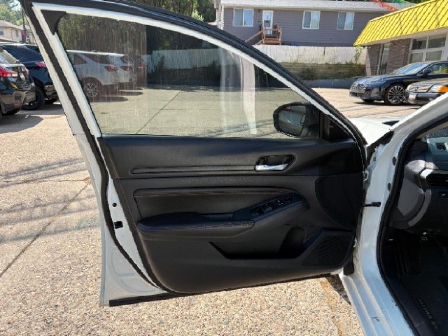 2021 Pearl White Tricoat Nissan Altima SR FWD (1N4BL4CV2MN) with an 2.5L I-4 gasoline direct injection engine, located at 745 S Robert St, St. Paul, MN, 55107, (651) 222-2991, 44.923389, -93.081215- Photo#9