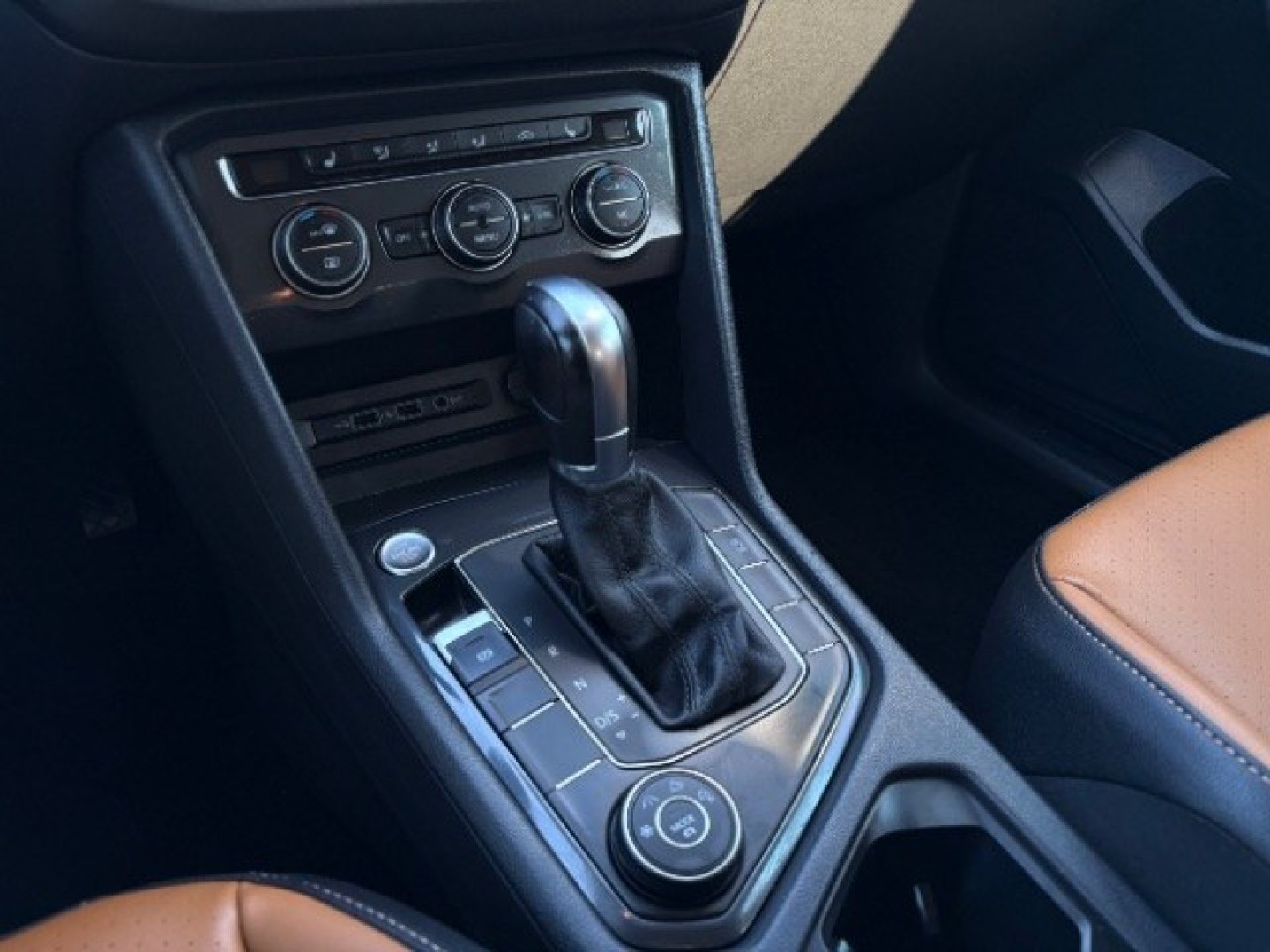 2019 Deep Black Pearl Volkswagen Tiguan 2.0T SE | 2.0T SEL | 2.0T SEL R-Line | 2.0T SEL R-Line Black (3VV2B7AXXKM) with an 2L I-4 direct injection engine, located at 745 S Robert St, St. Paul, MN, 55107, (651) 222-2991, 44.923389, -93.081215- Photo#14